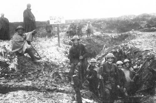 Британские солдаты в захваченном германском окопе.
