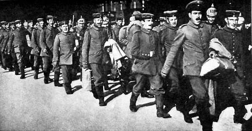 Германские солдаты поют, маршируя на войну.
