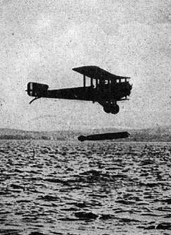 Британский самолет сбрасывает торпеду.
