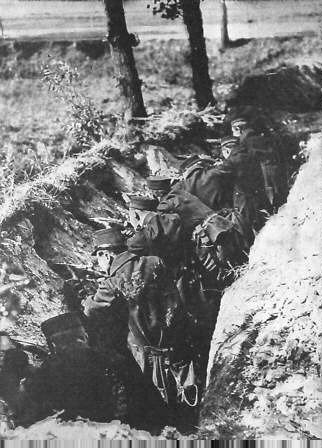 Солдаты в окопе перед отражением атаки.
