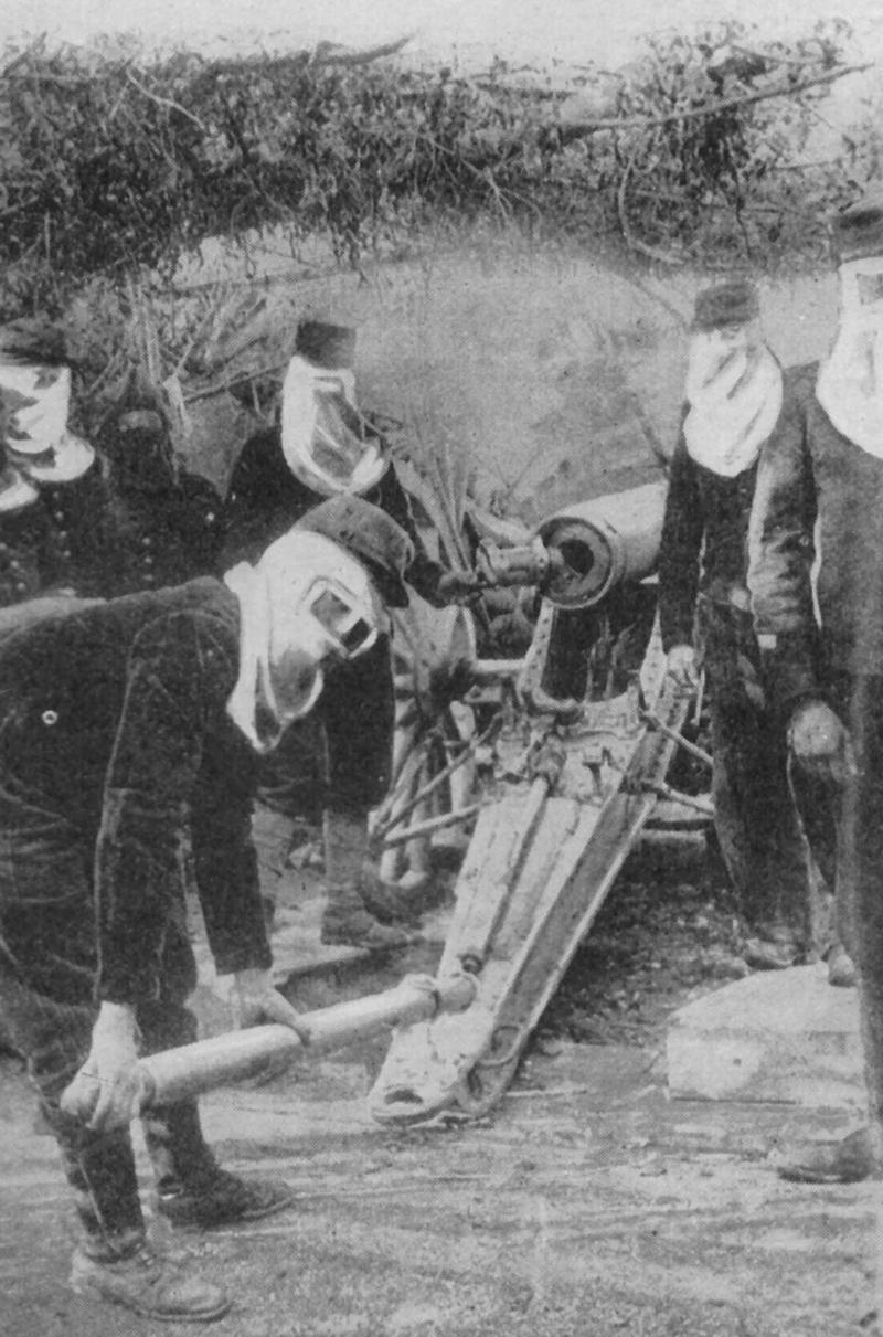 Французские артиллеристы в защитных масках
