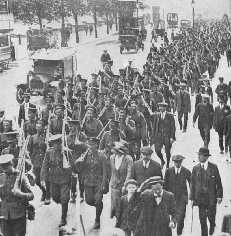 Британские солдаты идут через Лондон