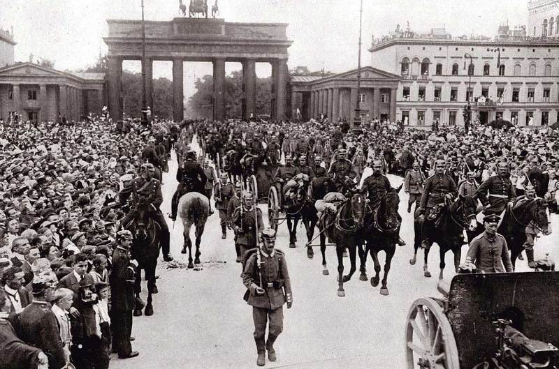 Германская артиллерия проходит через Бранденбургские ворота, 1914