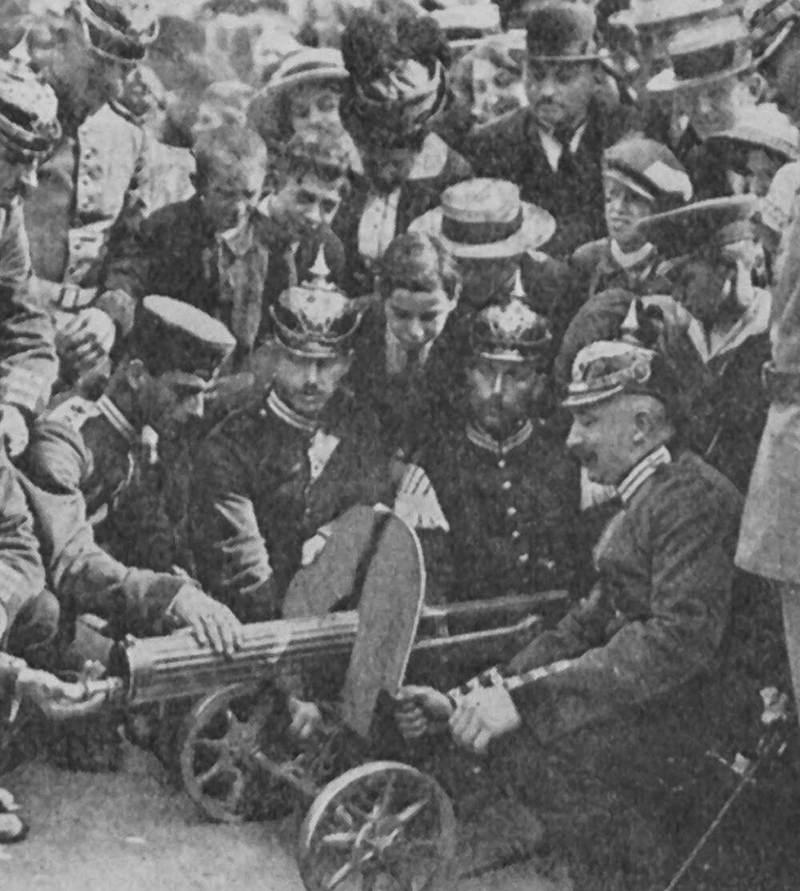 Немцы в Берлине осматривают захваченный русский пулемет