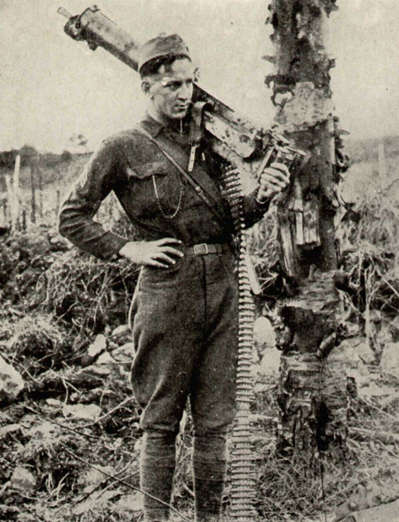 Американский солдат с немецким пулеметом в Сент-Михеле