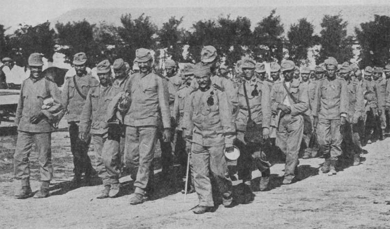 Австрийские военнопленные под конвоем сербов