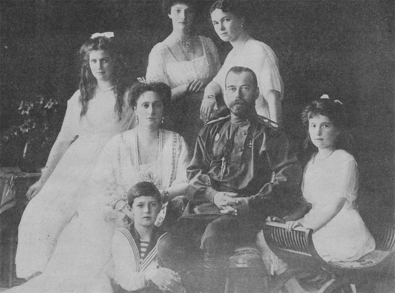 Царь Николай II с семьей