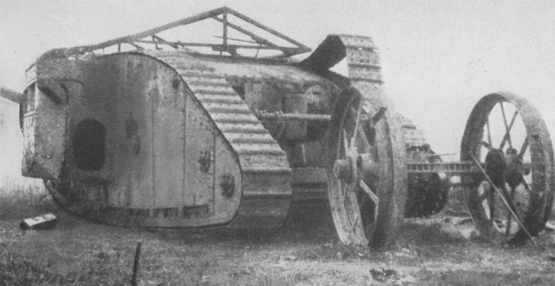 Британский тяжелый танк Mk.I, потерявший гусеницу