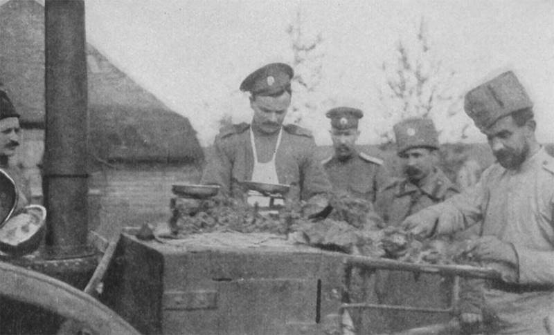 Российский офицер проверяет солдатскую еду