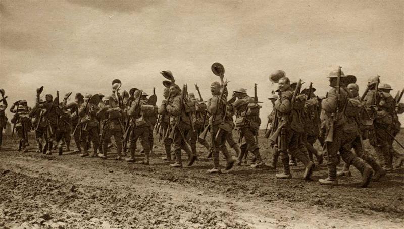 Британские солдаты отправляются на фронт

