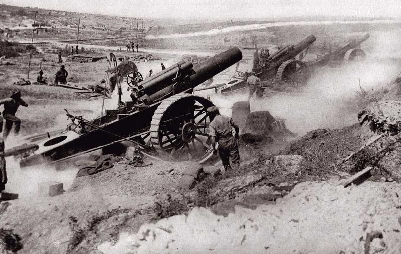 Британская артиллерия обстреливает германские позиции.
