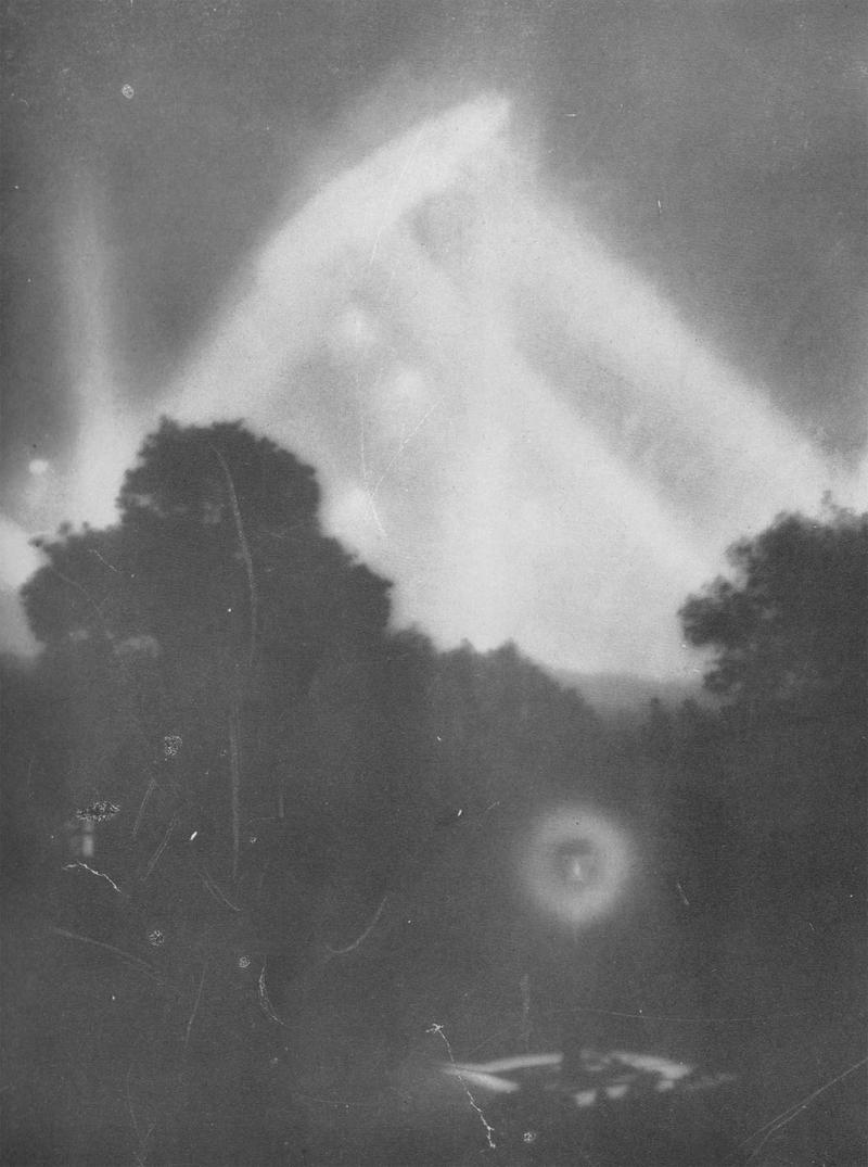Цеппелин, пойманный прожекторами над Лондоном, октябрь 1915