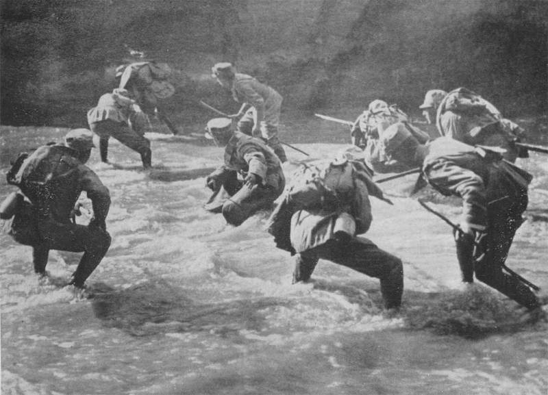 Итальянские солдаты пересекают реку под огнем