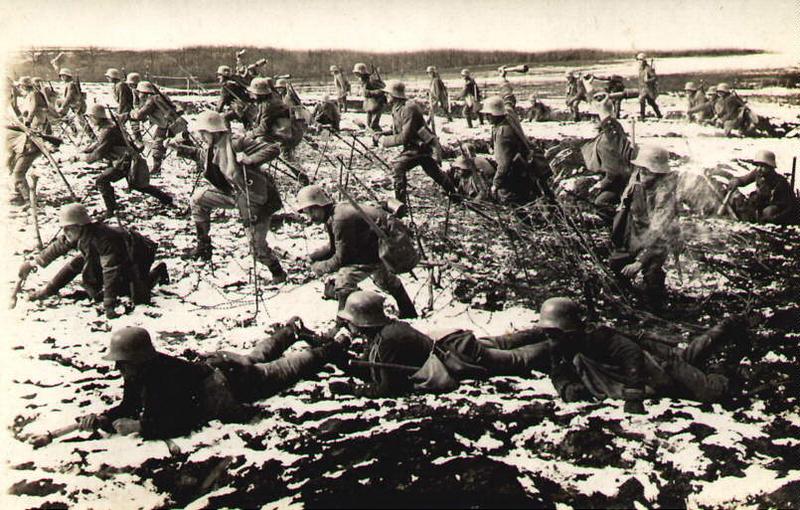 Немецкие солдаты в атаке.

