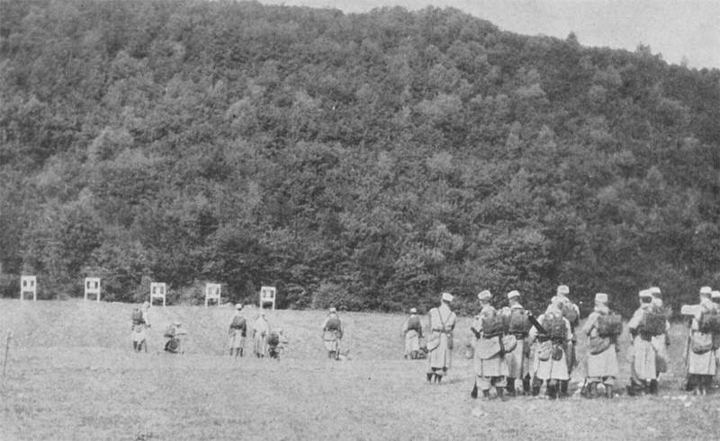 Французские пехотинцы тренируются в стрельбе