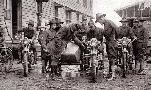 Мотоциклисты в лагере Юптон