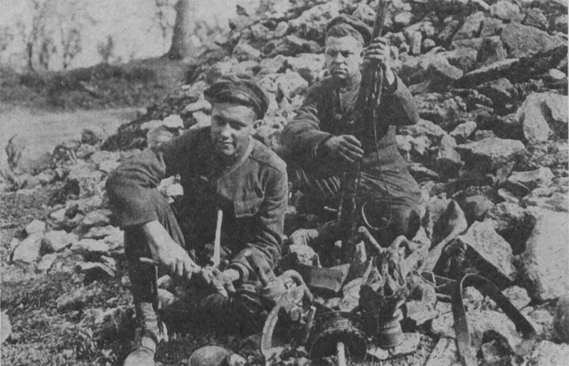 Американские солдаты демонстрируют германские защитные маски