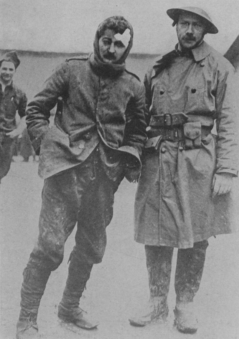 Захваченный немец и американский солдат