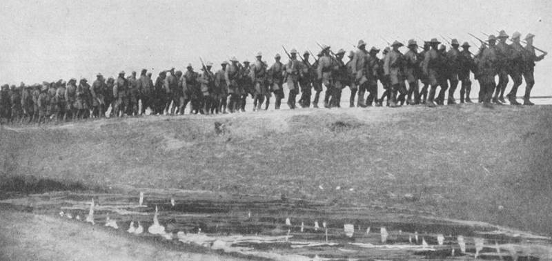 Турецкие военнопленные под конвоем гурков