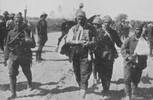 Раненых турецких пленных ведут в лагерь