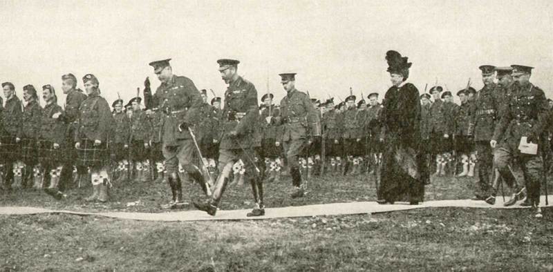 Король Георг V, королева и лорд Китченер посещают английский лагерь