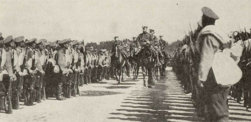 Царь Николай II на смотре войск