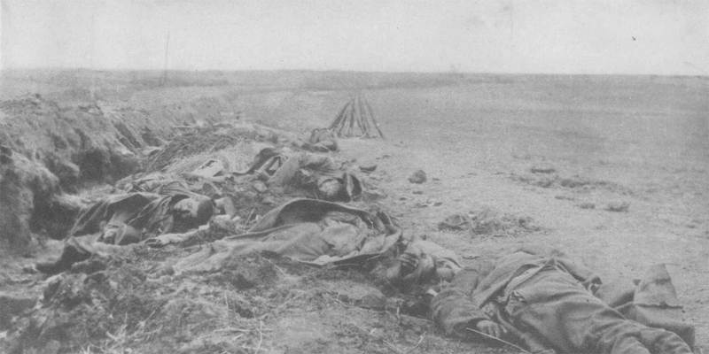 Убитые русские солдаты в траншеях Польши